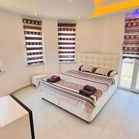 Super 4 Bedroom With Pool * באלאק