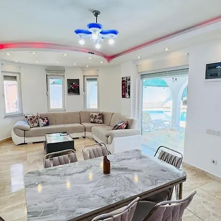 Super 4 Bedroom With Pool וילה באלאק